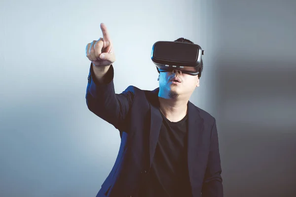 Азиатский Человек Очках Виртуальной Реальности Указывая Вверх — стоковое фото