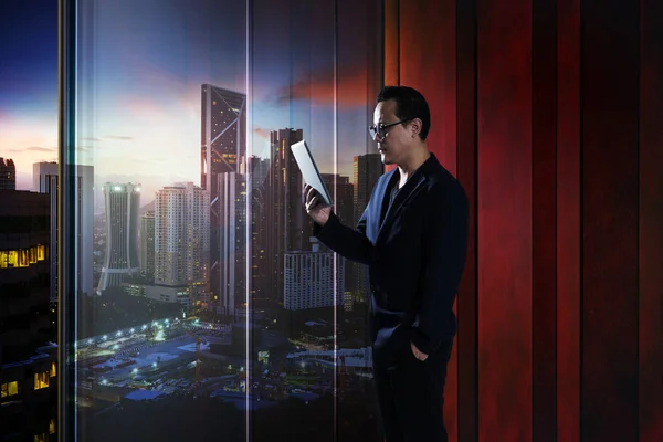 Молодой Азиатский Бизнесмен Держит Использует Цифровой Планшет Вечерняя Сцена — стоковое фото