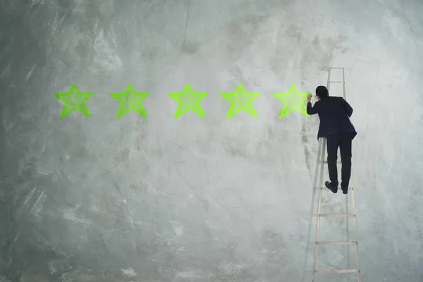 Men Drawing Five Star Grey Wall — Stock Photo, Image