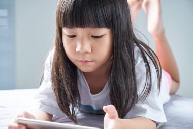  Akıllı telefon kullanan kız