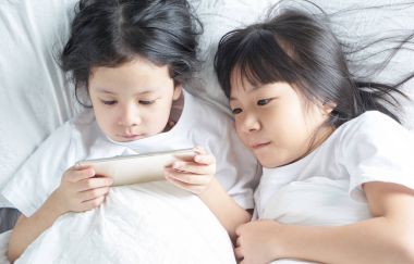 Çinli kızlar Smartphone kullanarak 