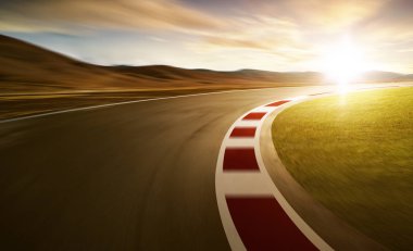 Dağ arka plan, sıcak ruh hali ile hareket bulanık yarış pisti