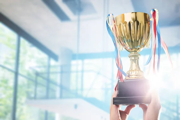 Empresário Segurando Troféu Prêmio Para Mostrar Sua Vitória — Fotografia de Stock