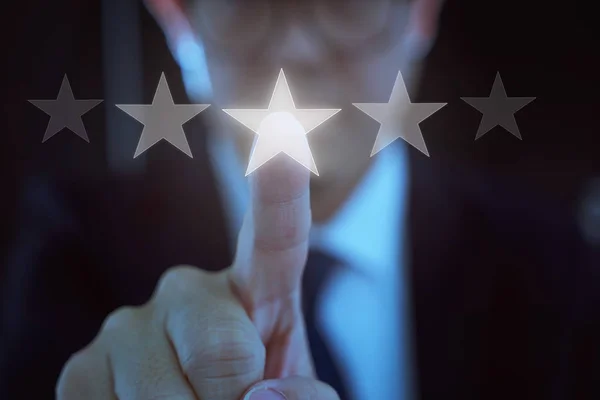 年轻商人触摸五星象征提高公司评级 — 图库照片