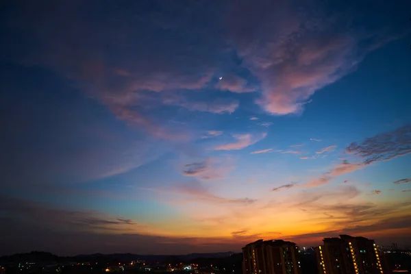 Gyönyörű Panoráma Természetes Naplemente Sunrise Sziluettek Városára Csodálatos Narancssárga Felhő — Stock Fotó
