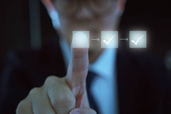 Рабочий процесс бизнес-процесса, иллюстрирующий одобрение менеджмента, блок-схема с предпринимателем на заднем плане
