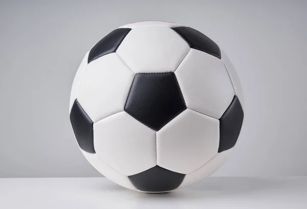 Футбольний або футбольний м'яч — стокове фото