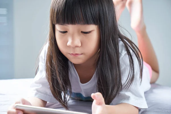  Akıllı telefon kullanan kız