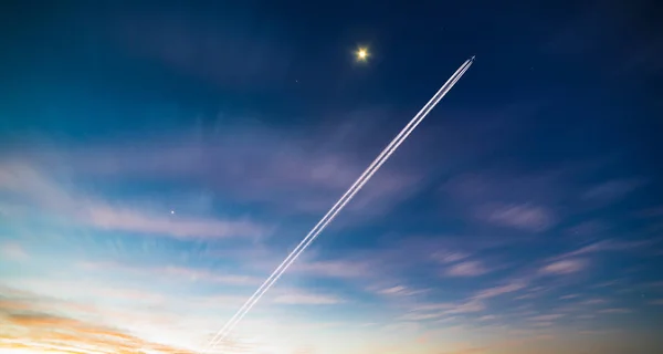 Flugzeuge kondensieren am Himmel — Stockfoto