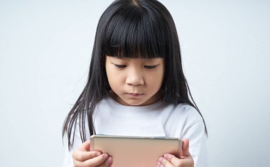 Akıllı telefon kullanan kız 