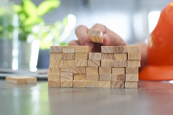 Mano con blocco di legno — Foto Stock