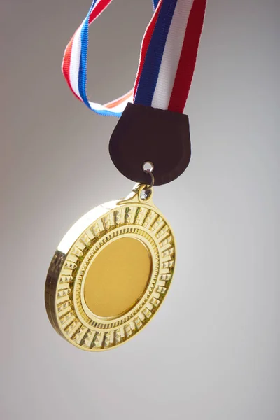 Isolar Medalha Ouro Com Fundo Cinza Gradiente — Fotografia de Stock
