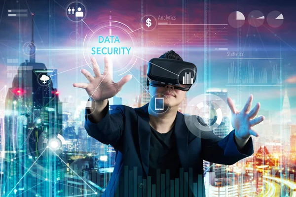 Бизнесмен Обеими Руками Касается Слова Data Security Цифровом Виртуальном Экране — стоковое фото