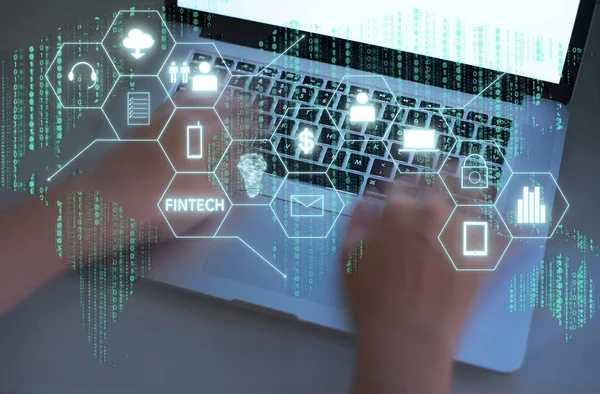 Fintech 字在数字虚拟屏幕上与男性手打字笔记本电脑背景 高科技经营理念 — 图库照片