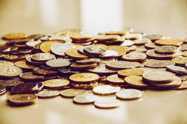 Para, iş ve finansal konsepti tasarrufu altın sikke yığını. seçici odak .
