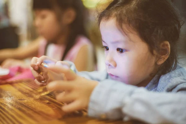 Chica Asiática Jugando Usar Teléfono Inteligente Teléfono Adicto Los Niños —  Fotos de Stock