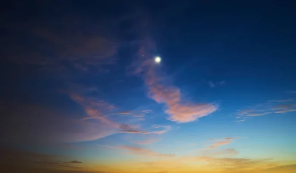 Πανέμορφο Πανόραμα Φυσικό Ηλιοβασίλεμα Sunrise Και Καταπληκτικό Πορτοκαλί Μπλε Ουρανό — Φωτογραφία Αρχείου