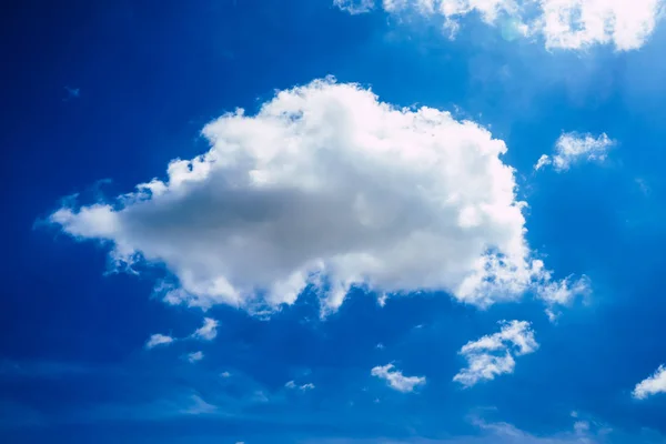 Белые Пушистые Облака Сияли Сверху Солнечным Светом — стоковое фото