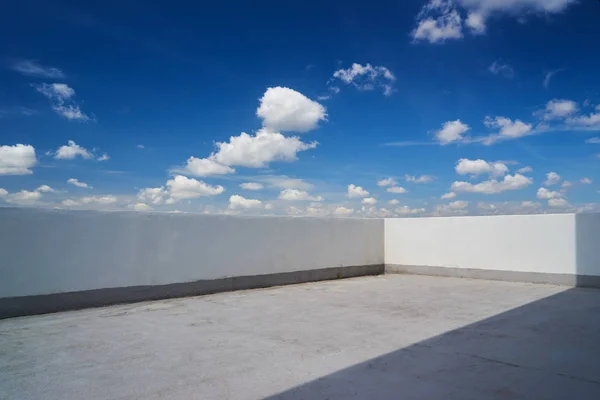 Балкон Блакитним Небом Білими Хмарами — стокове фото