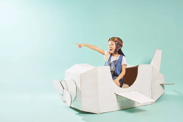 Schattig Meisje Speelt Met Een Kartonnen Vliegtuig Wit Retro Stijl — Stockfoto