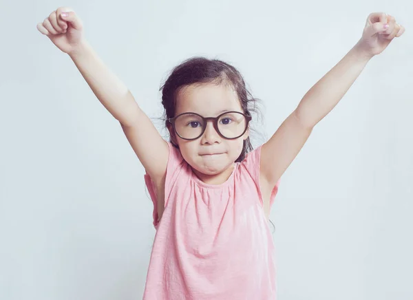 Portret Van Jonge Schattige Aziatisch Meisje Handen Omhoog Pose — Stockfoto