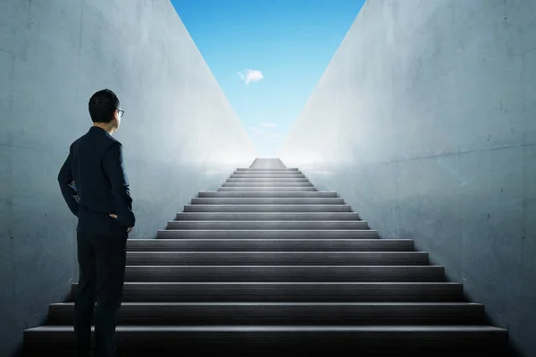 Geschäftsmann Blickt Und Denkt Vor Einer Treppe Unendliche Aussicht — Stockfoto