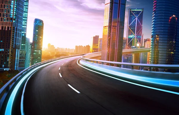 Highway Overpass Motion Blur City Skyline Urban Skyscrapers Sunset Twilight — Stock Photo, Image