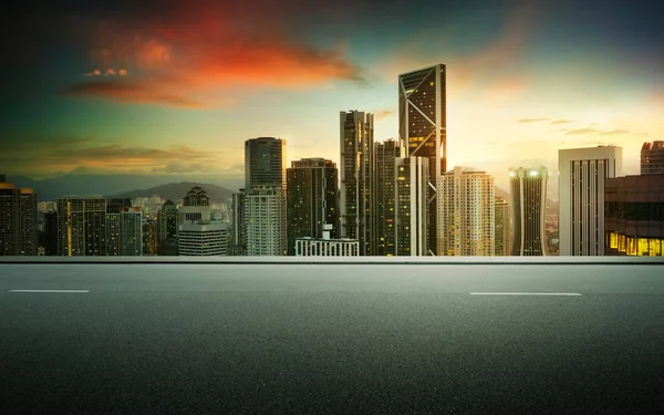 Boční Pohled Asfaltové Silnici Snight Scéně Poblíž Moderního Města — Stock fotografie