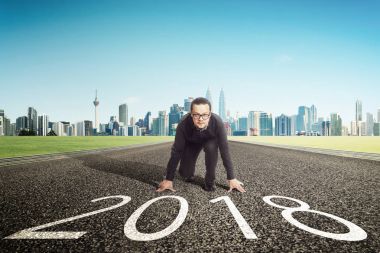 Yeni yıl 2018, genç işadamı başlama pozisyonu kariyerine şehir manzarası arka plan ile. Konsept başlatmak belirlenen .