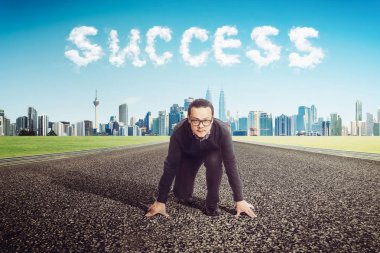 Genç işadamı başlama pozisyonu kariyerine şehir manzarası arka plan ile. Kararlı ve başarı kavramı .