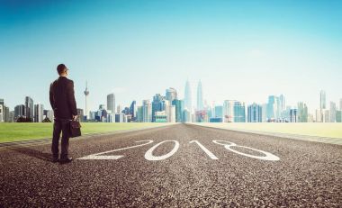 Yeni yıl 2018, genç işadamı şehir manzarası arka plan üzerinde seyir. Konsept başlatmak belirlenen .