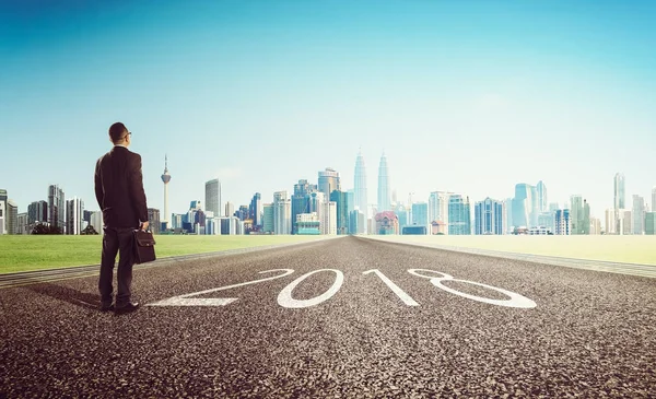 Yeni yıl 2018, genç işadamı şehir manzarası arka plan üzerinde seyir. Konsept başlatmak belirlenen .