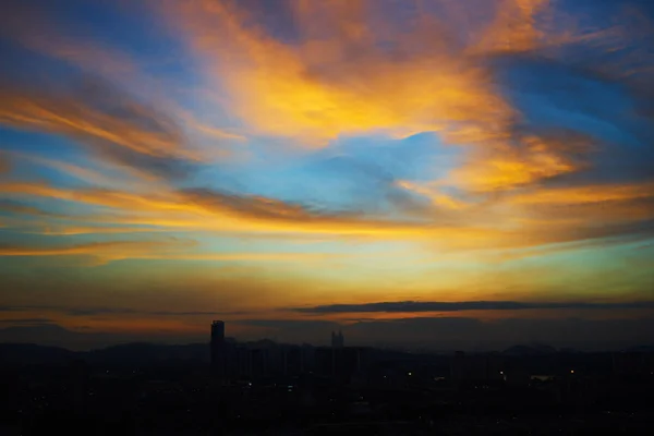 Hermosa Puesta Sol Natural Amanecer Sobre Siluetas Horizonte Ciudad Sorprendente —  Fotos de Stock