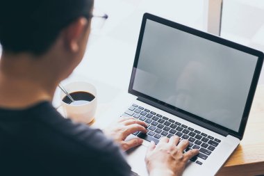 Kahve ile işadamı el laptop .