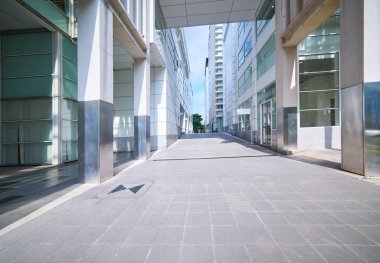 Cam duvar ve boş kaldırım ile modern boş ofis binaları .