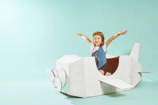 Karton Bir Uçak Ile Oynarken Küçük Şirin Kız Nane Yeşili — Stok fotoğraf