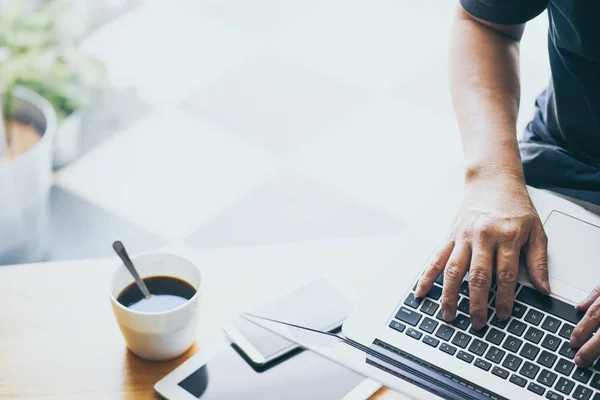 Laptop Tangan Pengusaha Dengan Tablet Digital Smartphone Dan Kopi — Stok Foto