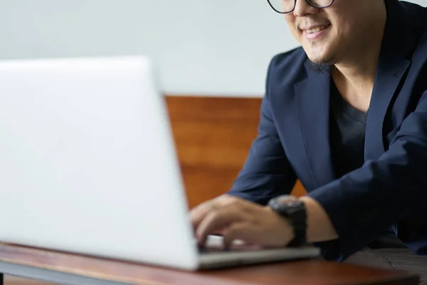 Biznesmen uśmiechający się przed komputerem — Zdjęcie stockowe