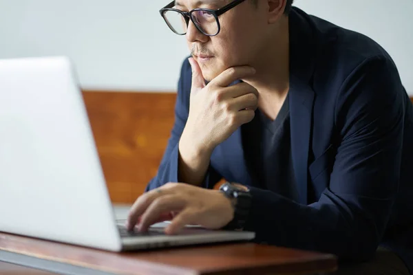 Hombre de negocios usando portátil —  Fotos de Stock