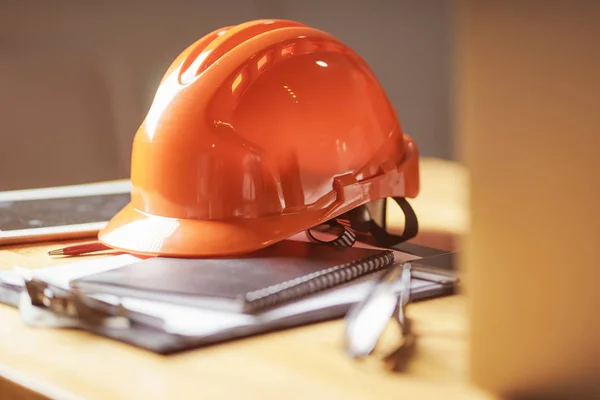 Ordenador Portátil Gafas Libreta Notas Teléfono Anteproyecto Casco Seguridad Naranja —  Fotos de Stock