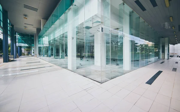 Moderne Leer Stehende Bürogebäude Mit Glaswand Und Leerem Bürgersteig — Stockfoto