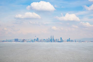 Panoramik şehir manzarası ile boş beton zemin .