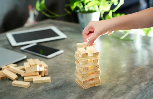 木製のブロックを遊ぶ子供の手はタワーの建築プロジェクトのゲームと背景をぼかし 焦点を選択 — ストック写真