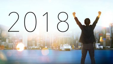 Arkadan Görünüm işadamı ile Hong Kong şehir manzarası İş Merkezi Görünümü gündoğumu, heyecanlı. 2018 yeni yıl vizyon kavramı arka plan .