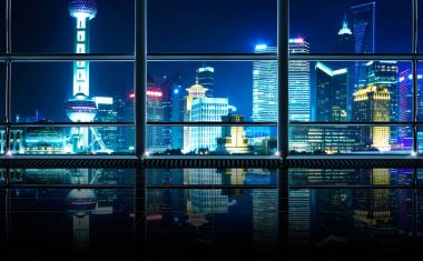 Modern boş ve temiz ofis iç cam pencerelerle shanghai pudong şehir manzarası arka plan, gece sahne .