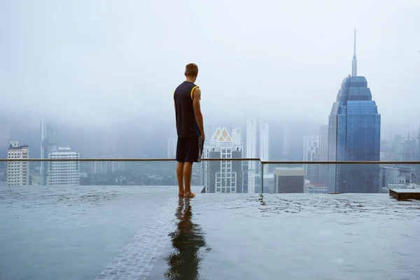 Mann Steht Oben Auf Dem Balkon Swimmingpool Nebliger Morgen Kuala — Stockfoto