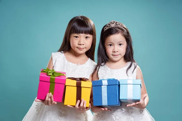 ビンテージ青の背景に つのプレゼント ボックスを保持している つの小さなアジア美しい少女の肖像画 — ストック写真