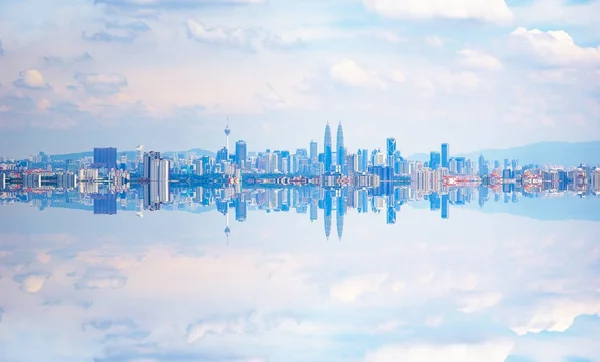 Panoramę Miasta Kuala Lumpur Przepięknym Odbicie Wodzie — Zdjęcie stockowe
