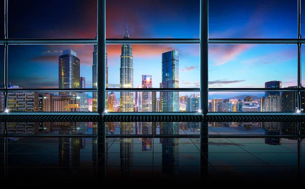 Modern boş ve temiz ofis iç merdivenler, Kuala Lumpur şehir manzarası arka plan, sabah erken sahne .