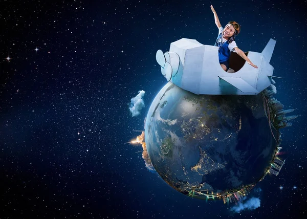 地球惑星の背景にダン ボール飛行機で遊ぶかわいい女の子 子供の頃夢想像力の概念 Nasa から提供された要素を含む非常に詳細な画像 — ストック写真